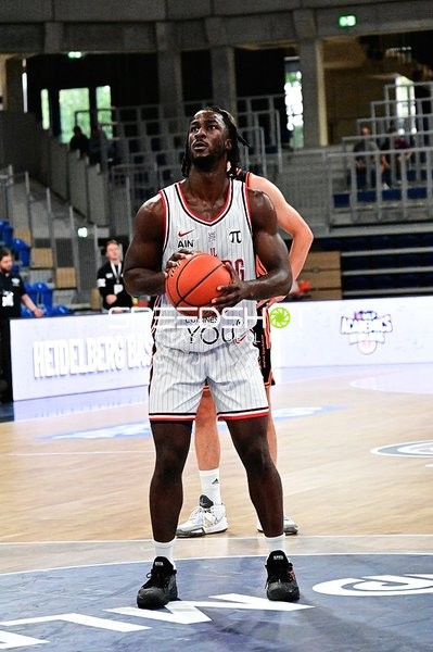 Spieler mit Ball auf Court