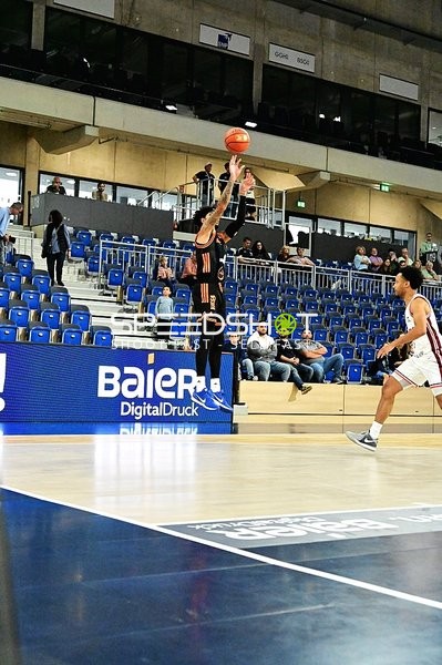 Spieler mit Ball auf Court