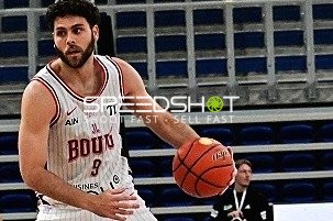 William McDowell-White (9; JL Bourg Basket) dribbelt, Alonzo Verge (11; Rasta Vechta) verteidigt