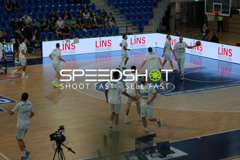 Spieler Behnam Yakhchali Dehkordi (8; Gladiators Trier) wärmt sich auf