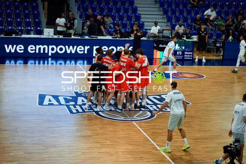 Mannschaftsbesprechung auf dem Court