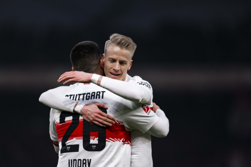 Spieler umarmen sich