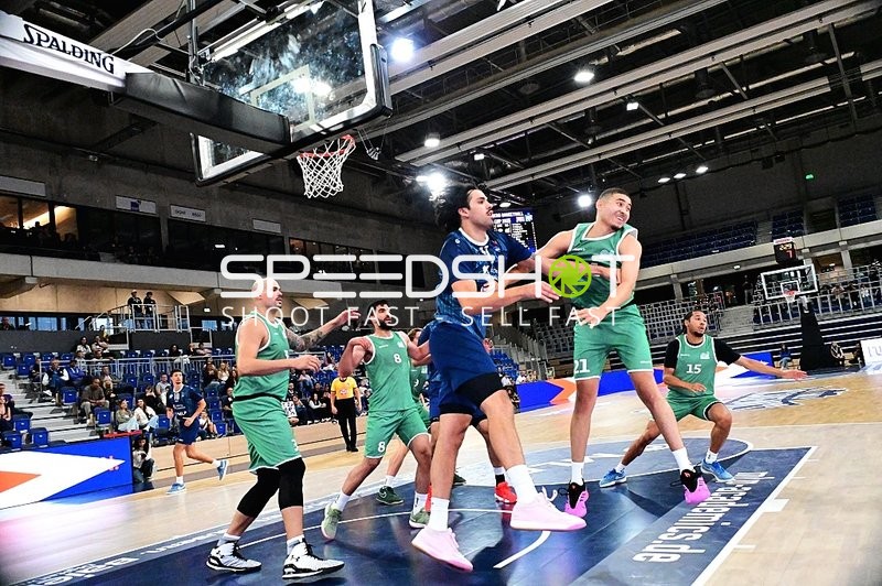 Zweikampf um den Ball