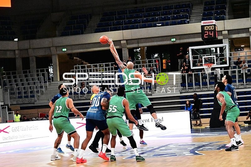 Spieler kämpfen um den Ball