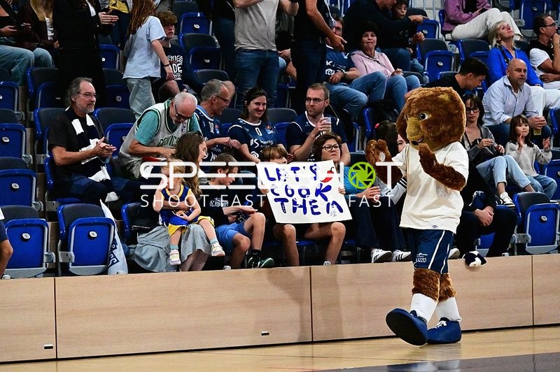 Maskottchen auf dem Court