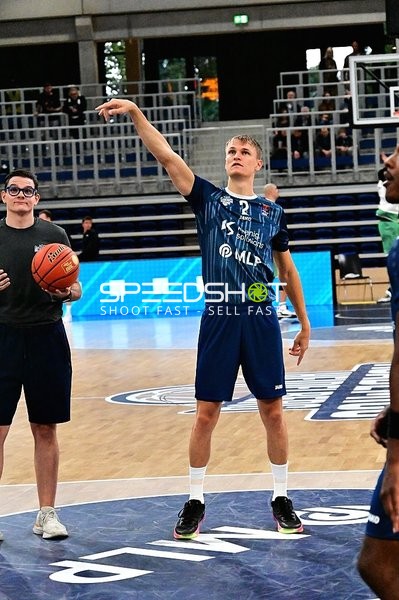 Niklas Würzner (2; MLP) wirft auf Korb