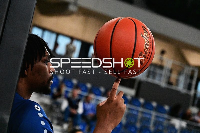 Osun Osunniyi (12; MLP) dreht Basketball