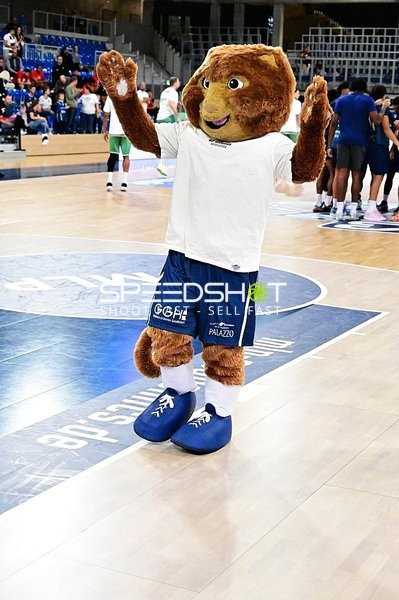 Maskottchen auf dem Court