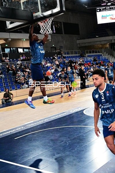 Kevin McClain (3; MLP) wirft auf Korb