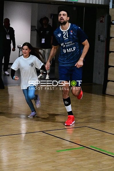 Mateo Šerić (21; MLP) läuft mit Kind