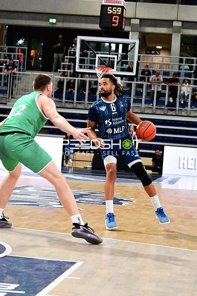 Michael Flowers (6; MLP) dribbelt, Marten Linßen (12; Gladiators Trier) verteidigt