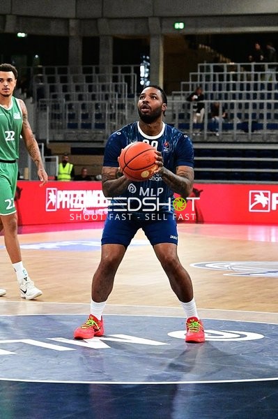 Marcus Weathers (0; MLP) wirft auf Korb