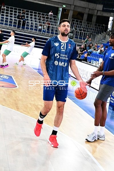 Mateo Šerić (21; MLP) dribbelt auf dem Court