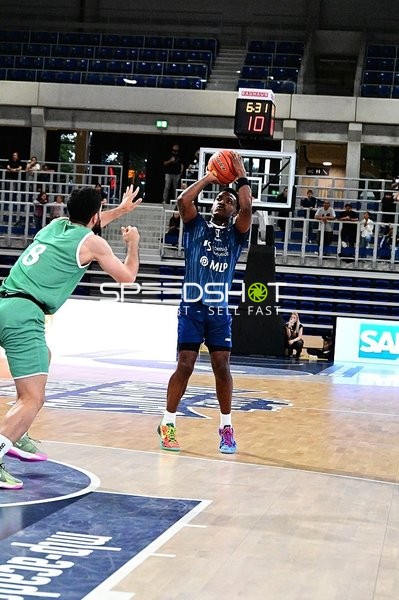 Marcel Keßen (15; MLP) wirft auf Korb