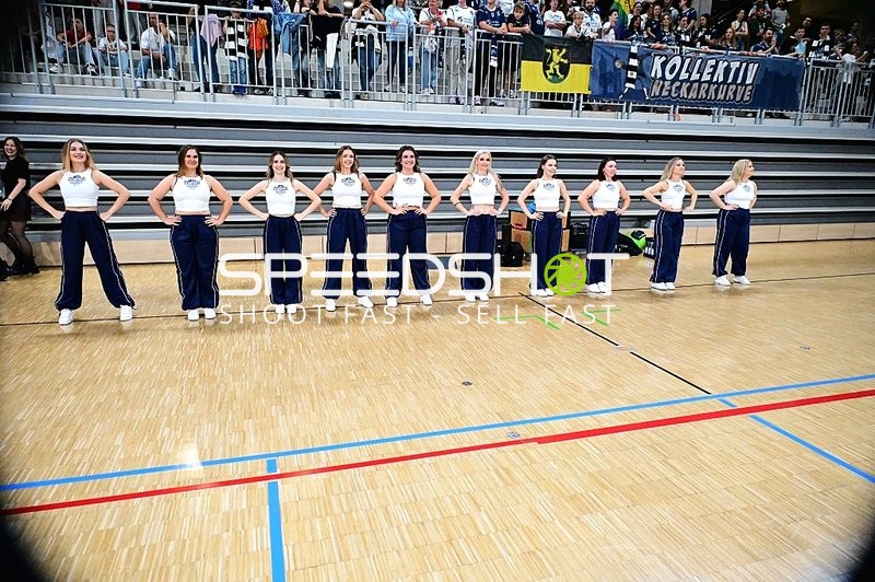 Cheerleader auf dem Court