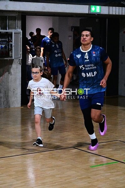 Josia Gentischer (4; MLP) läuft mit Kind