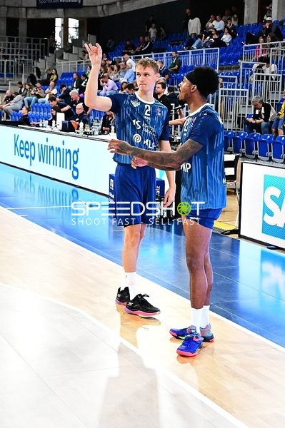 Niklas Würzner (2; MLP) und Michael Weathers (20; MLP) auf dem Court