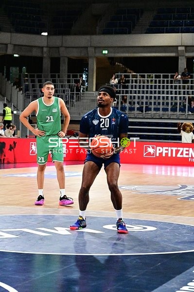 Michael Weathers (20; MLP) wirft, Evans Rapieque (21; Gladiators Trier) verteidigt