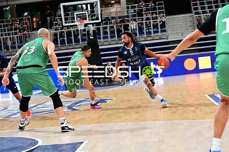 Michael Flowers (6; MLP) dribbelt, Evans Rapieque (21; Gladiators Trier) verteidigt