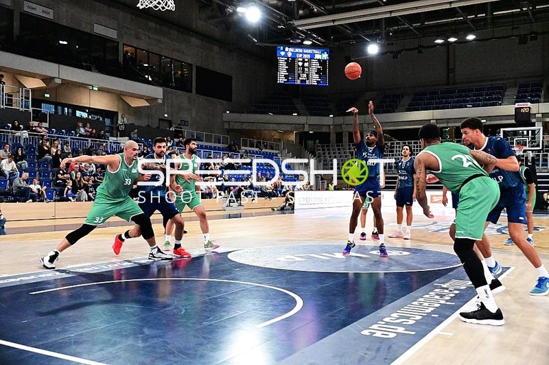 Mateo Šerić (21; MLP) wirft auf Korb