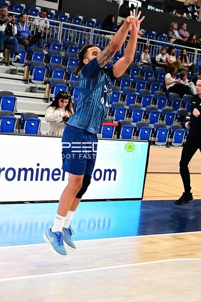 Spieler wirft auf Korb