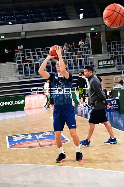 Niklas Würzner (2; MLP) wirft Korb