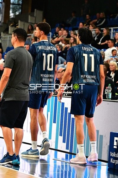 Samuell Williamson (10; MLP) und Erol Ersek (11; MLP) auf dem Court