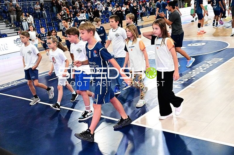 Kinder auf dem Basketball-Court