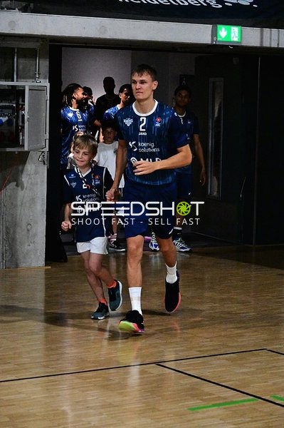 Niklas Würzner (2; MLP) betritt Court