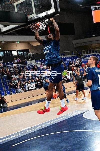 Paul Zipser (9; MLP) holt Rebound