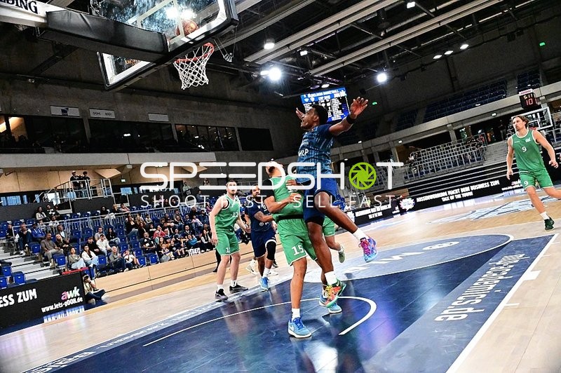 Kampf um den Ball unter Korb