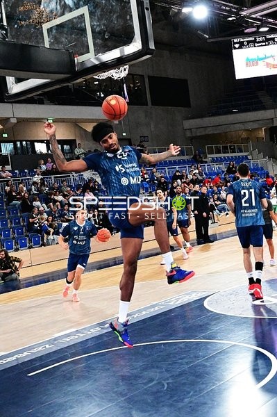 Dusan Neskovic (7; MLP) holt Rebound