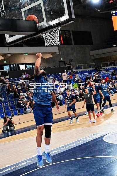 Kevin McClain (3; MLP) wirft Korb