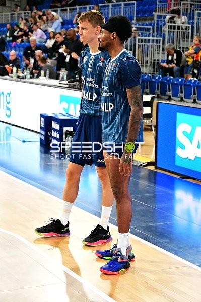 Niklas Würzner (2; MLP) und Michael Weathers (20; MLP) auf dem Court