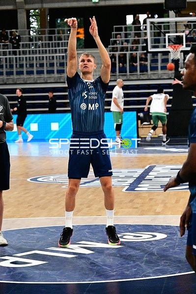 Niklas Würzner (2; MLP) wirft Korb