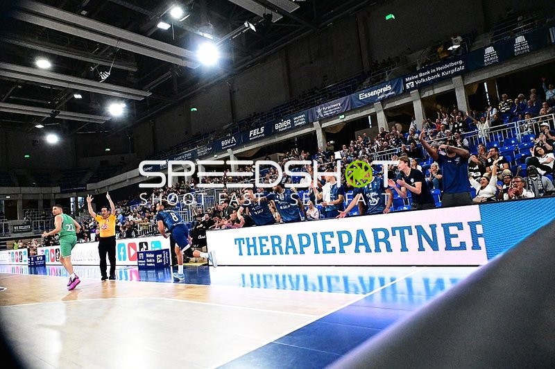 Dominic Vengert (8; MLP) wirft auf Korb