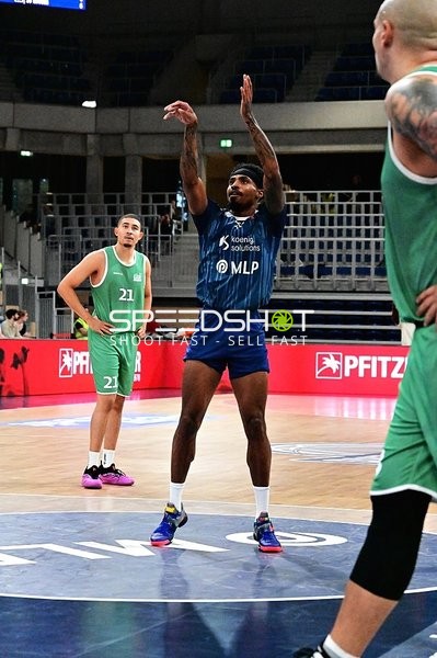 Michael Weathers (20; MLP) wirft auf Korb