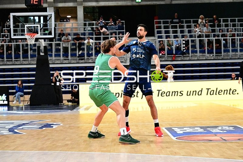 Zweikampf zwischen Mateo Šerić (21; MLP) und Marco Hollersbacher (9; Gladiators Trier)