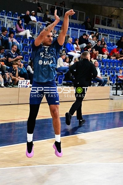 Josia Gentischer (4; MLP) wirft Korb