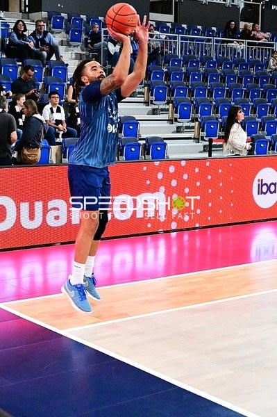 Michael Flowers (6; MLP) wirft Korb