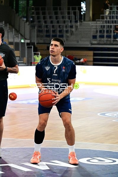 Dusan Neskovic (7; MLP) bereitet Wurf vor