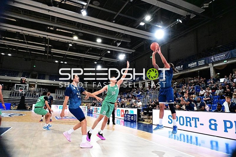 Erol Ersek (11; MLP) wirft auf Korb