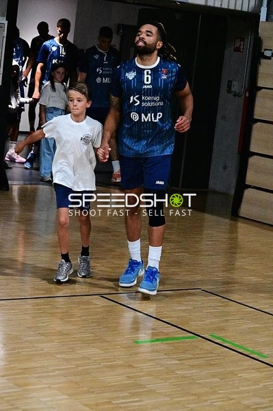 Michael Flowers (6; MLP) betritt Court