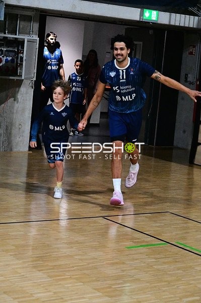 Erol Ersek (11; MLP) läuft mit Kind