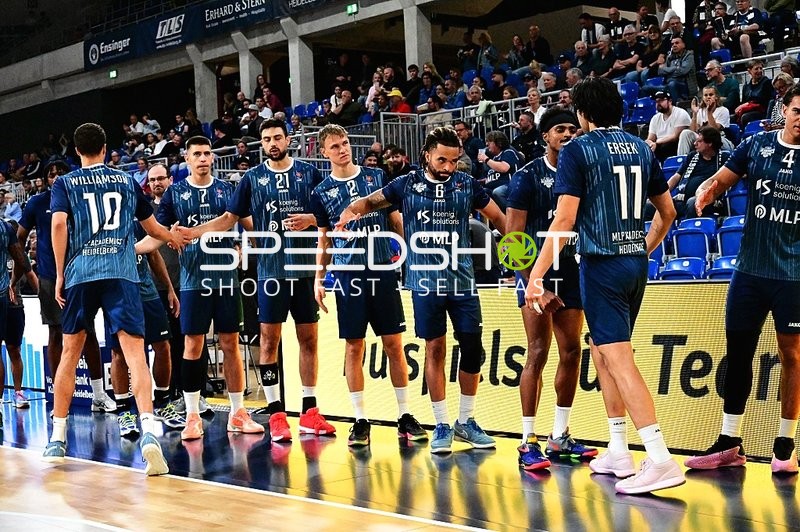 Fünf Spieler auf dem Court