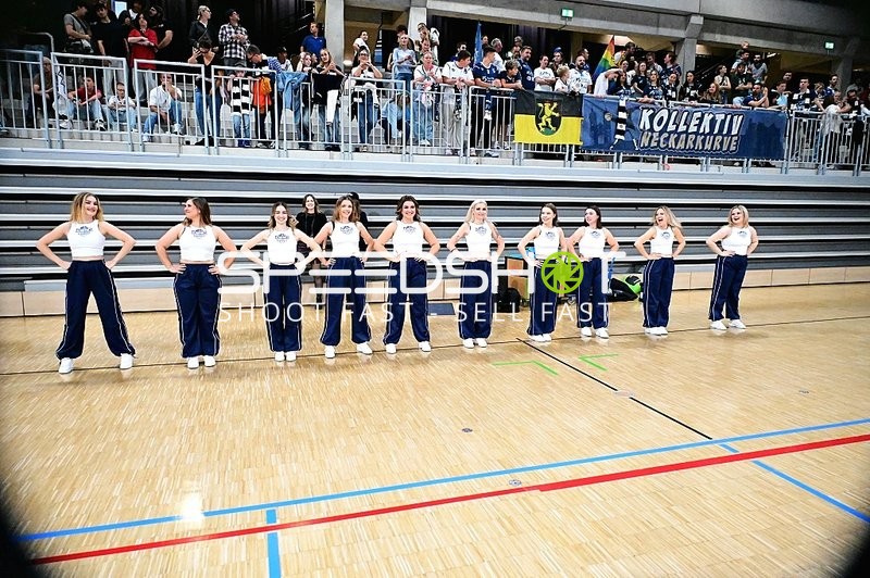 Cheerleader auf dem Court