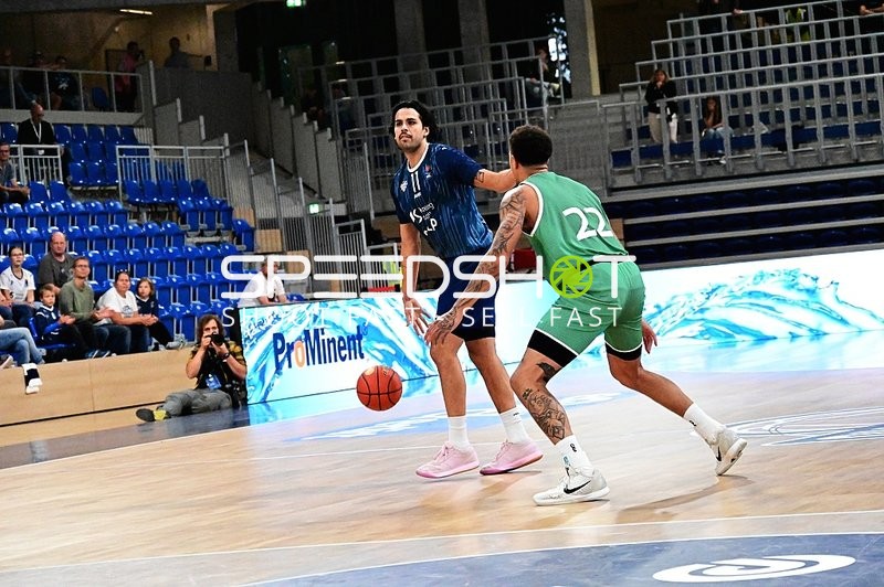 Erol Ersek (11; MLP) dribbelt, Nolan Adekunle (22; Gladiators Trier) verteidigt