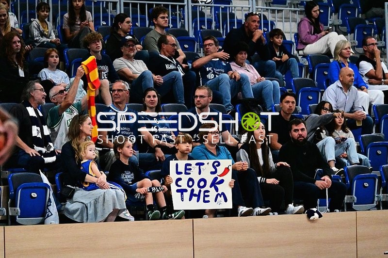 Zuschauer im SNP Dome