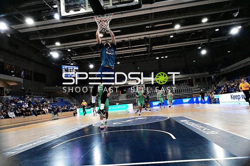 Paul Zipser (9; MLP) wirft auf Korb