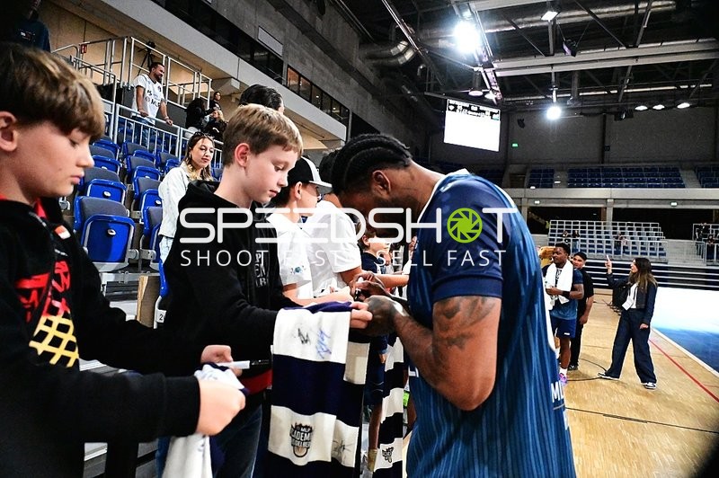 Spieler DJ Horne (0; MLP) gibt Autogramme